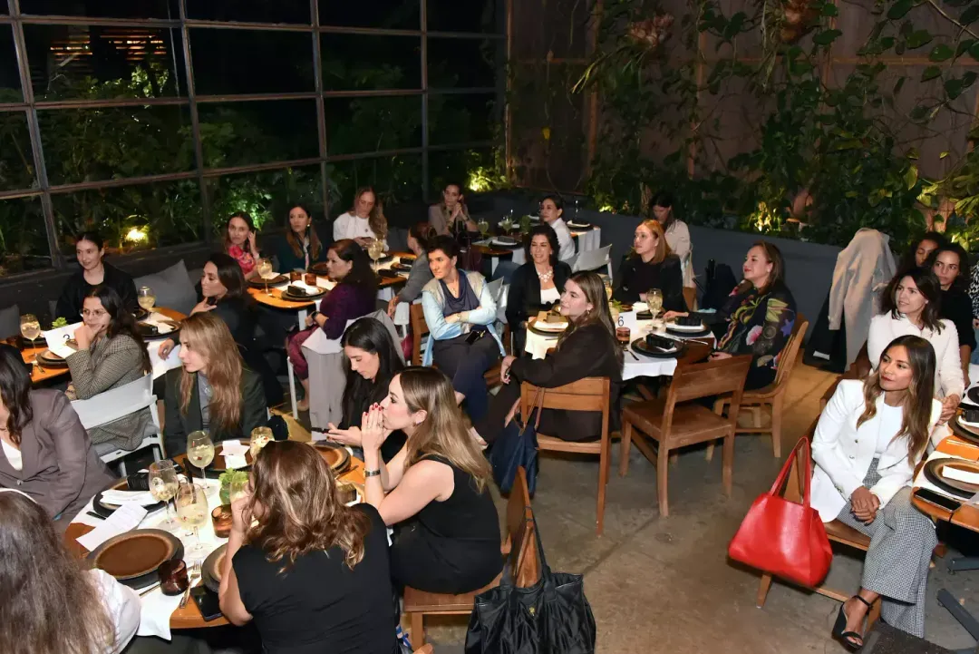Una cena de Buena Banda, con las mesas llenas