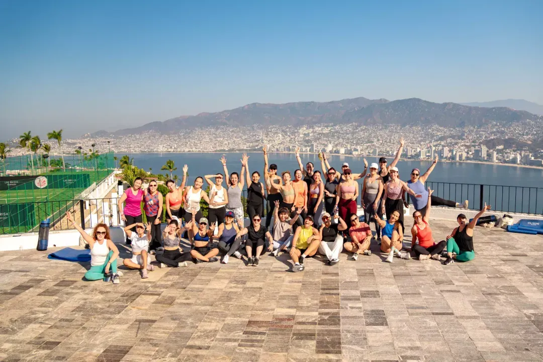 Las participantes del Bootcamp de Buena Banda en una terraza frente a la bahía de Acapulco